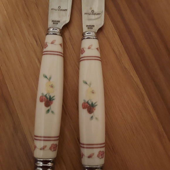 Pfaltzgraff Flatware Delicious Apple Stainless Steel Two 9.25" Knives - Picture 5 of 6